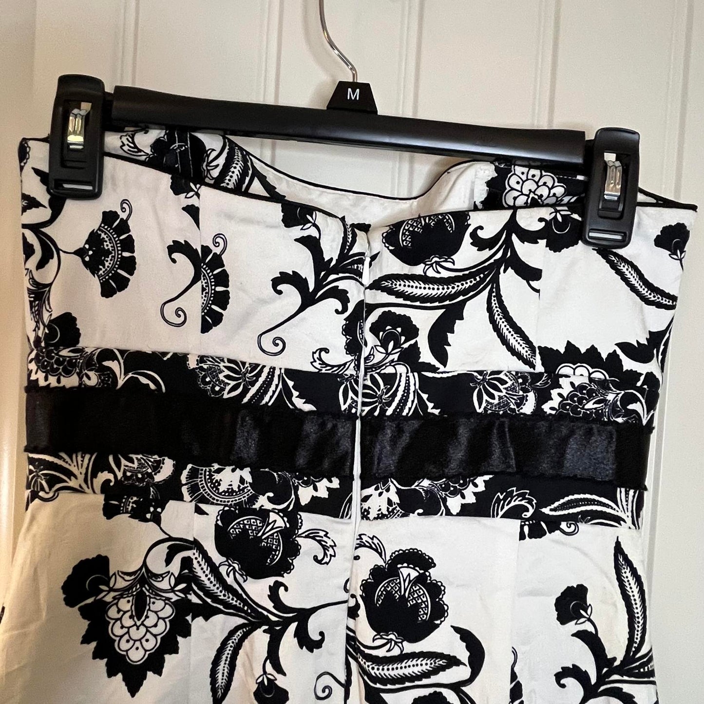 White House Black Market Elegant Black and White Floral Strapless Dress Size 2