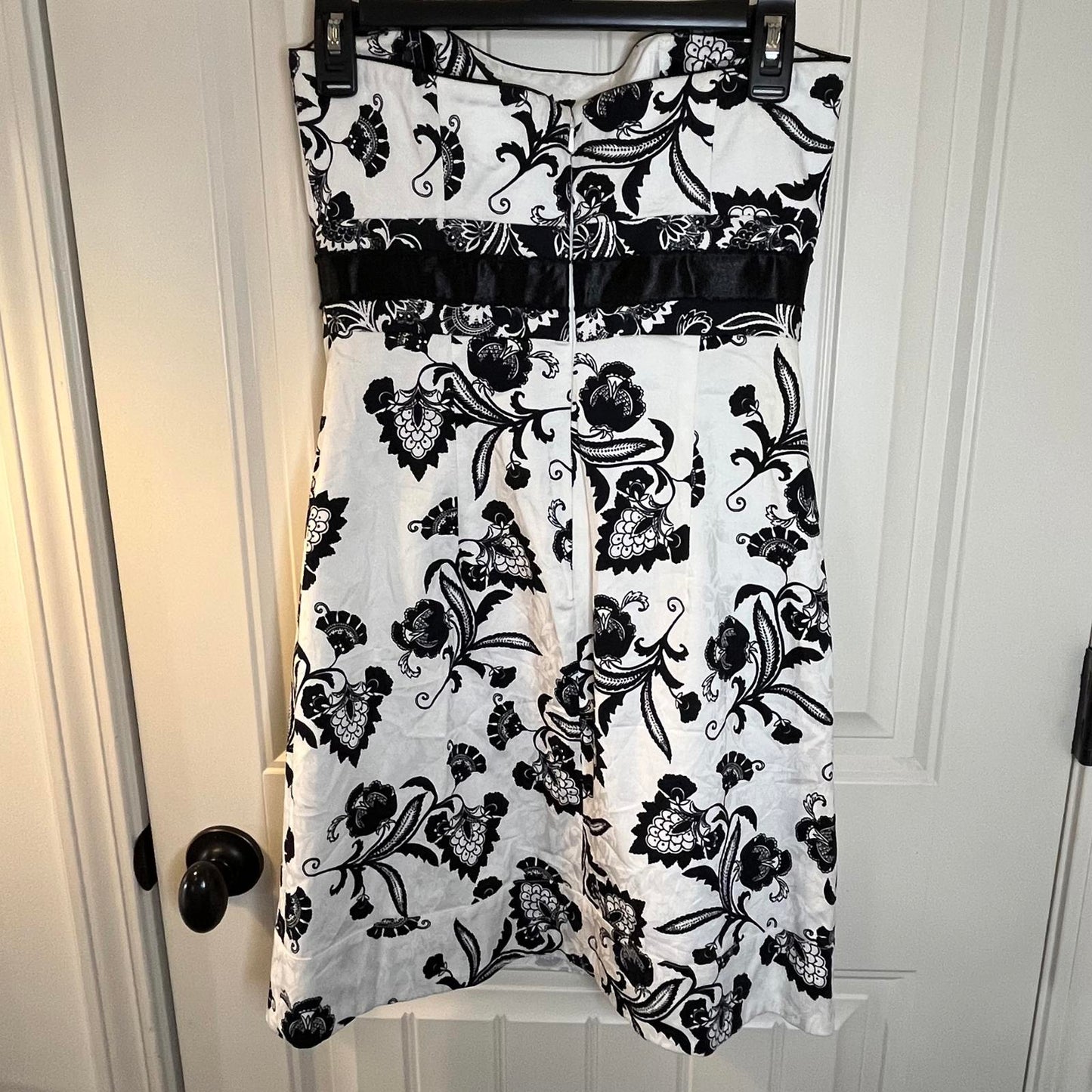 White House Black Market Elegant Black and White Floral Strapless Dress Size 2
